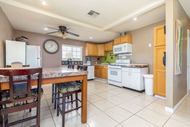 Building Photo - Short Term Furnished Rental!