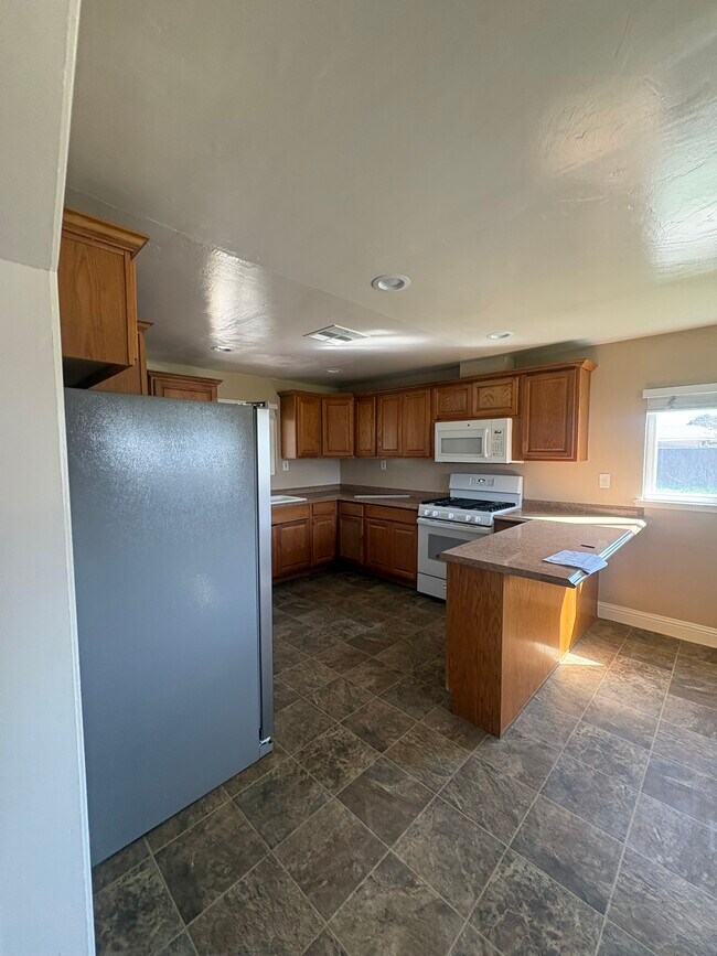 Building Photo - 6832 E Harvey Ave