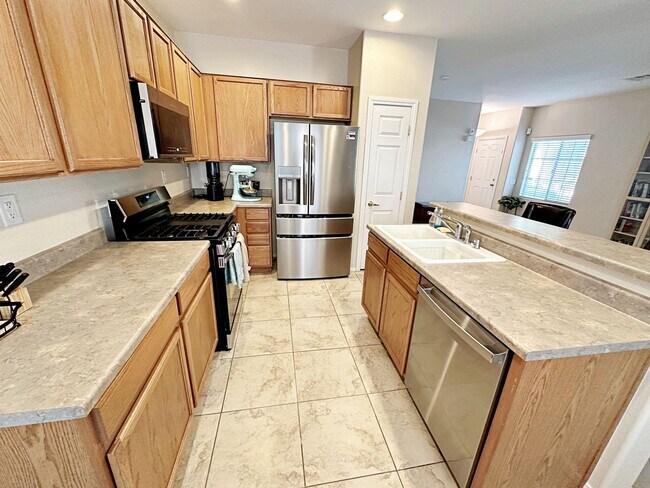 Building Photo - 3 BEDROOM + LOFT HOME IN GATED COMMUNITY I...