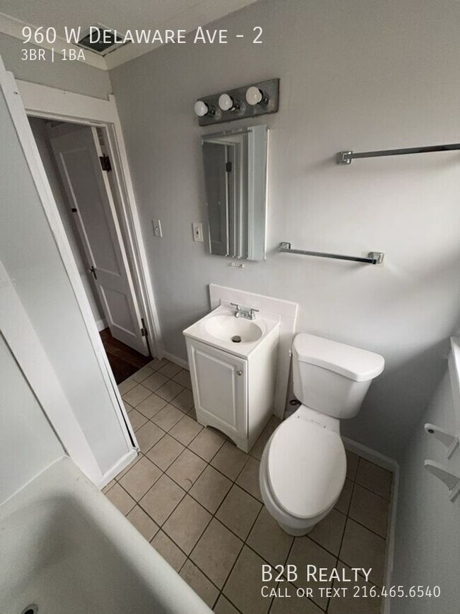 Building Photo - 960 W Delaware Ave