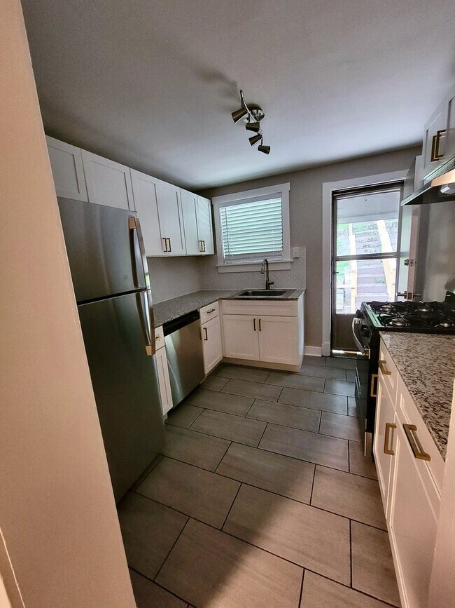 Primary Photo - 174 Hallock St