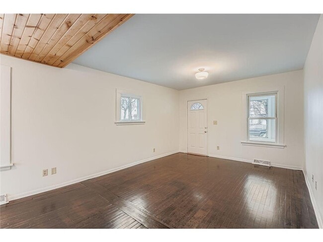 Building Photo - 475 Lawson Ave W