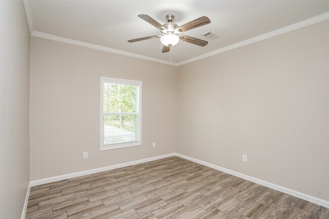 Building Photo - 9330 Crestview Dr