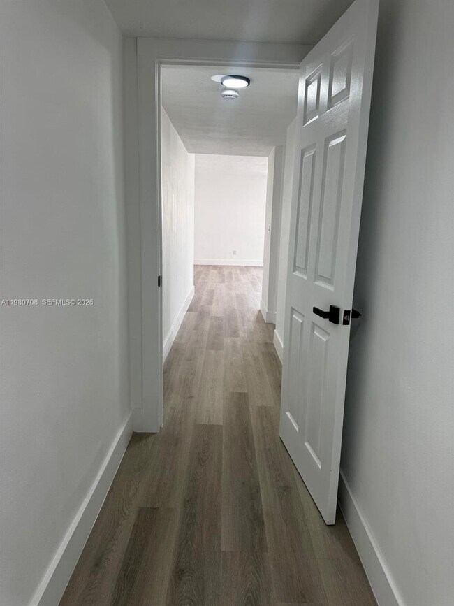 Building Photo - 11840 NE 19th Dr