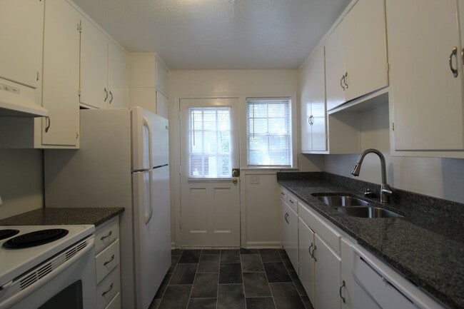 Building Photo - 2 Bedroom 1 Bath Duplex In The Waldo Area