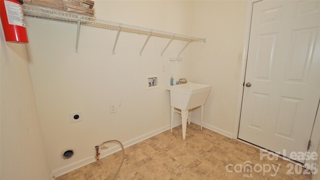 Building Photo - 6860 Lakecrest Ct