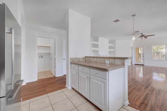 Building Photo - 1912 Avante Dr