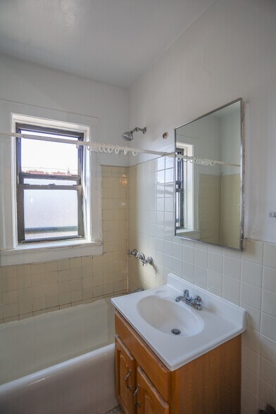 Building Photo - 1624 W Lunt Ave