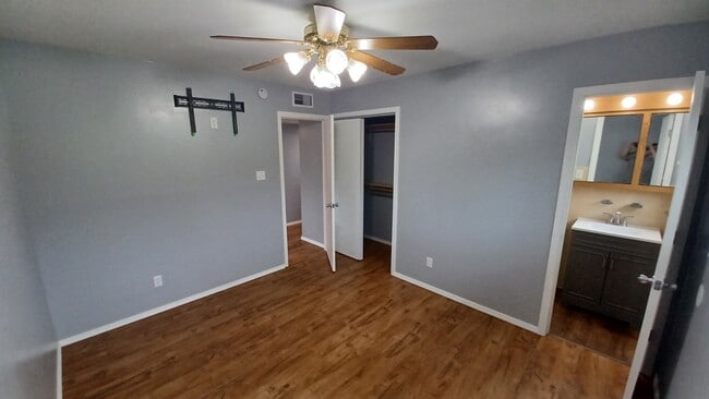 Building Photo - 847 Weedel Dr