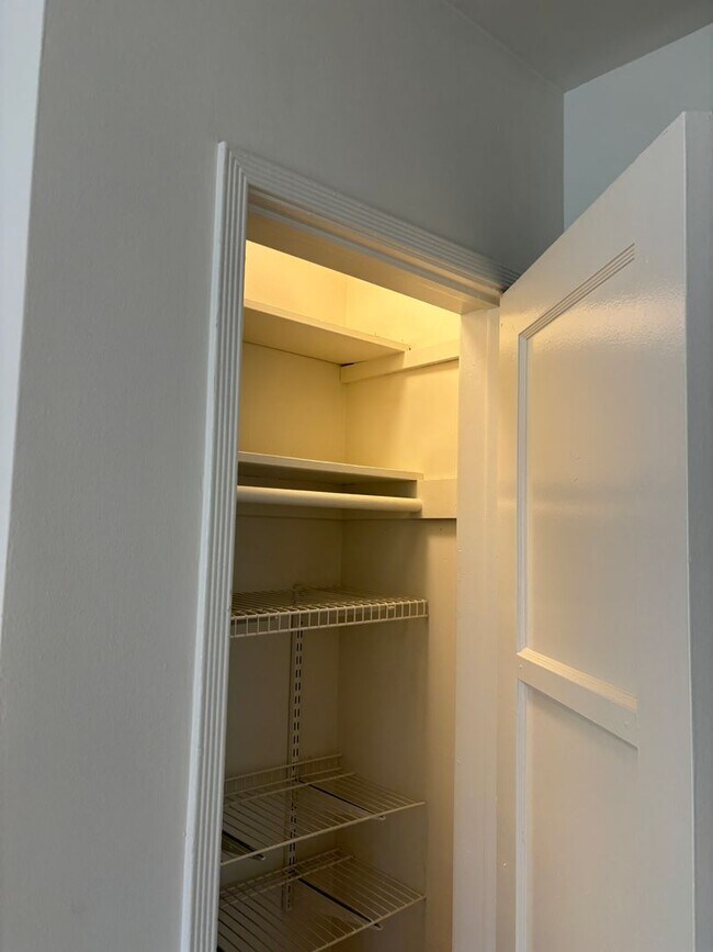 Building Photo - Western, 1151-1153