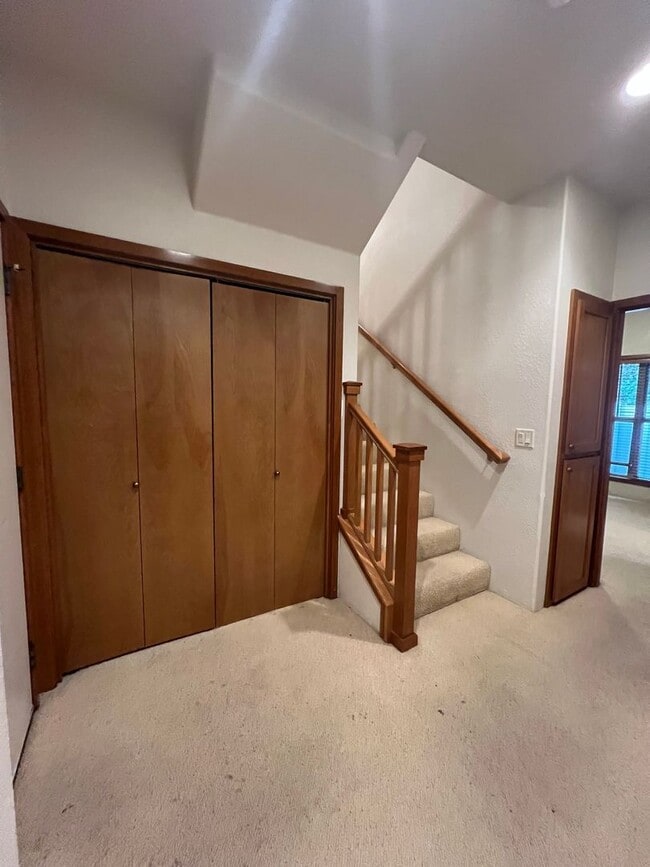 Building Photo - Three bedroom Townhome in Alderwood Townhomes Neighborhood