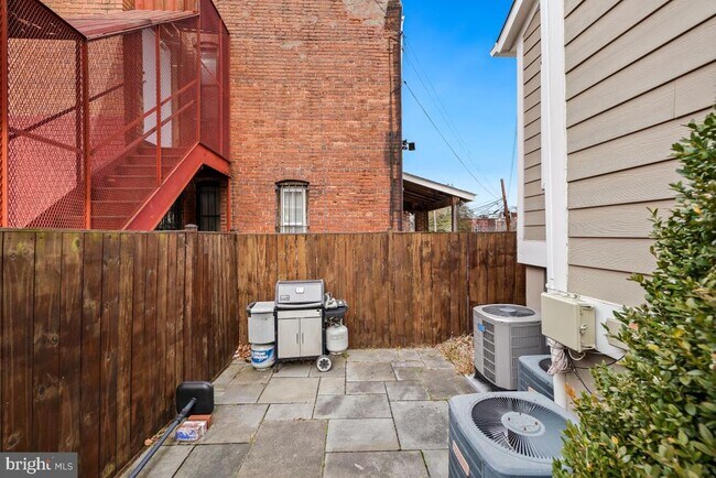 Building Photo - 837 Shepherd St NW