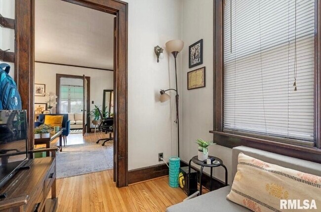 Building Photo - 860 Loraine Ave