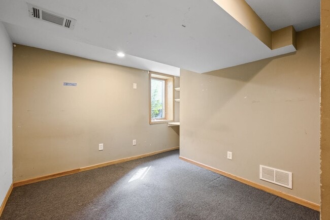 Building Photo - MUST SEE 5BD/2BA House close to U of M! Av...