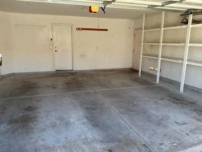 Building Photo - Single Story 3 bedrooms 2 bathrooms 2 car garage