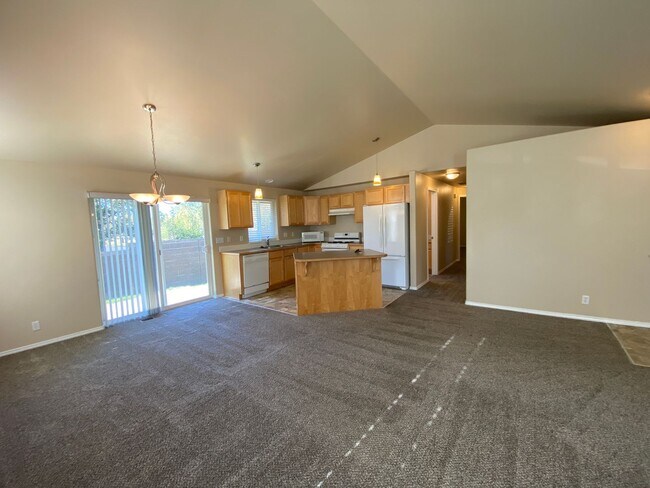 Building Photo - Beautiful Single-Level Home in Desirable NE Bend Community