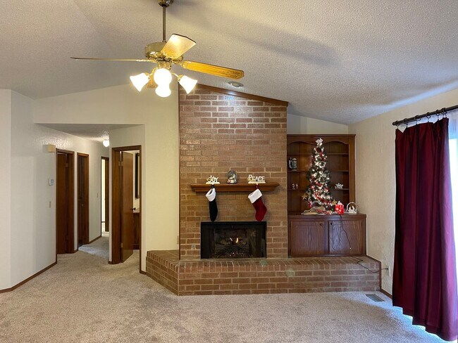 Building Photo - 3 bed 2 bath, 2 car, Moore Schools, fenced...