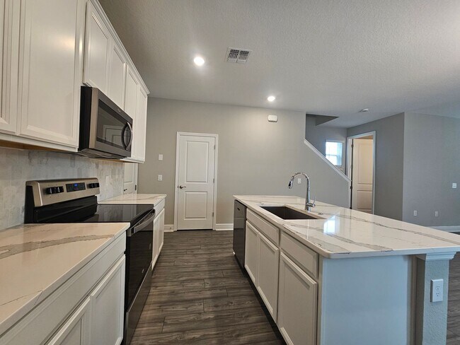 Building Photo - Beautiful and Spacious 3 bedroom 2 bath Townhome With a Split Floor Plan in Winter Garden!