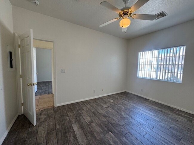 Building Photo - 2834