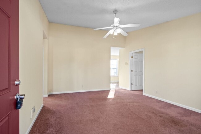 Building Photo - Dog Friendly Home For Rent Near Heritage Park!