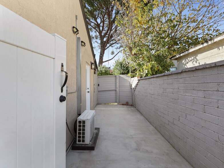 Building Photo - 8828 Chimineas Ave