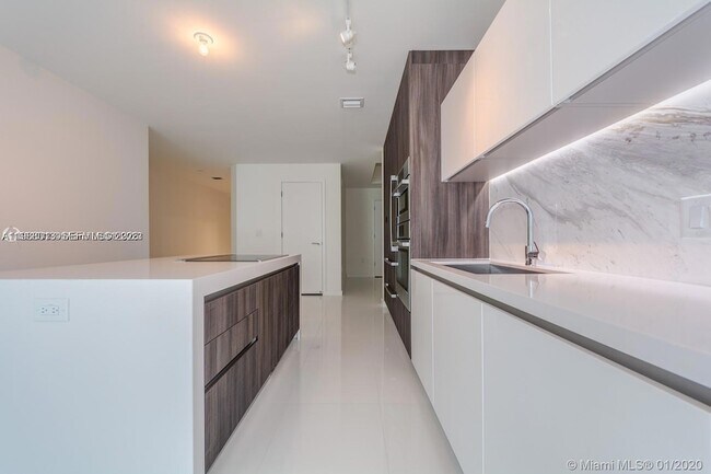 Building Photo - 851 NE 1st Ave