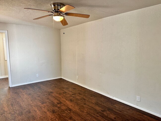 Building Photo - Cute 3 Bed 1 Bath home in Sunnyside Heights