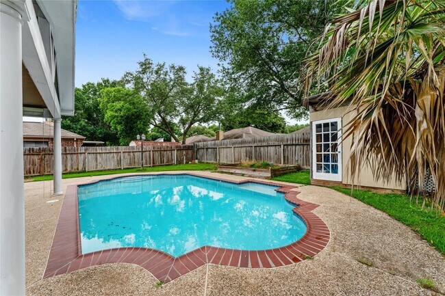 Building Photo - 5622 Village Park Dr