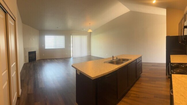 Building Photo - Moen Fields 3 Bed 3 Bath Garden Townhome a...