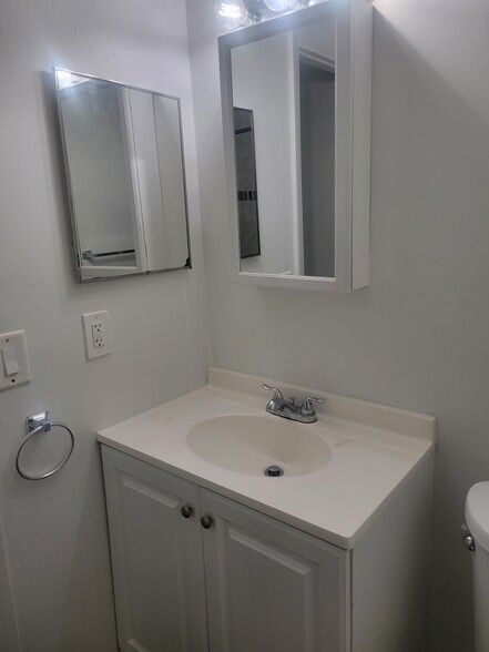 Building Photo - 853 SW 9th Ct