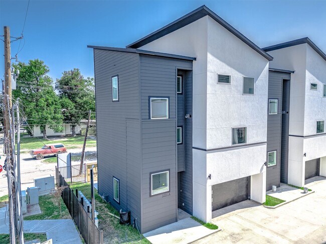 Building Photo - 3203 St Emanuel St