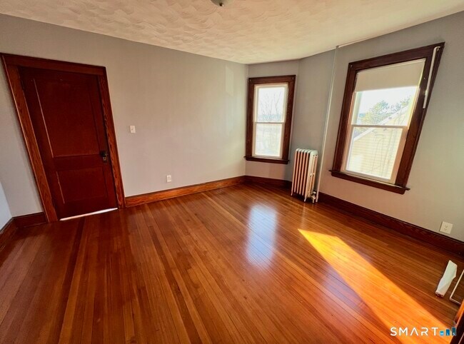 Building Photo - 75 Ridgewood St