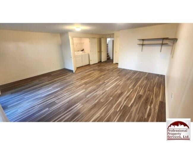 Building Photo - Spacious 3 Level Townhome In Wellington Tr...