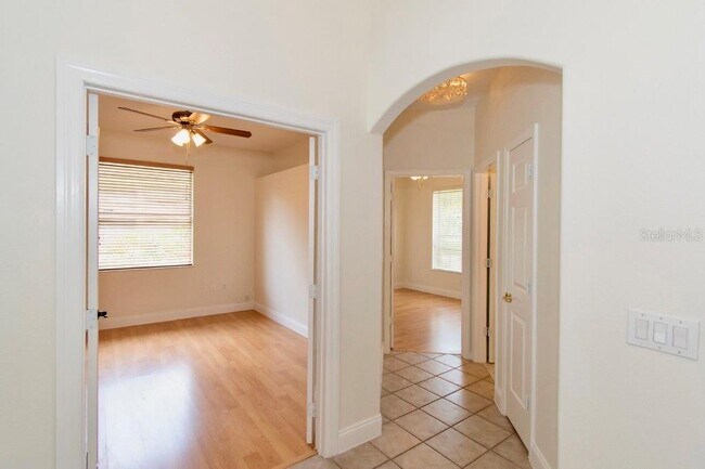 Building Photo - 1707 Golfview Dr
