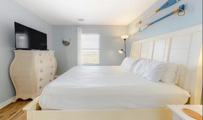 Building Photo - 572 E Beach Blvd