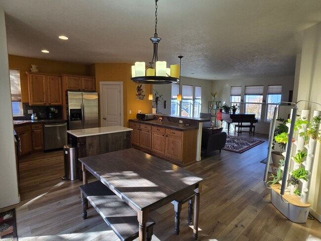 Building Photo - Amazing Craftsman Home. 6 Month Rental. FU...