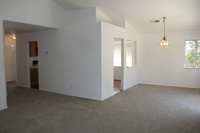 Building Photo - Single Story 3 Bedroom, 2 1/2 Bathroom Tow...