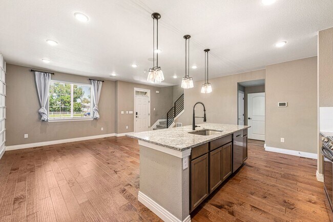Building Photo - Modern Townhome in Commerce City!