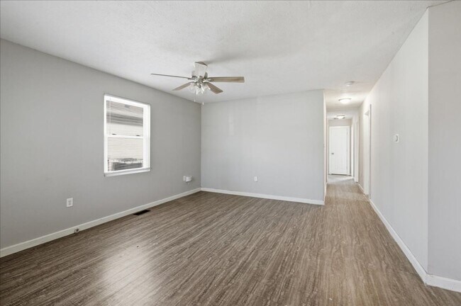 Building Photo - 2819 N Gladstone Ave