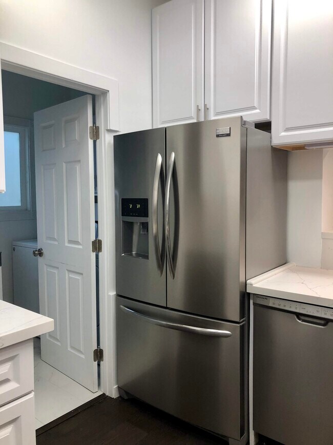 Building Photo - 2406 Clay St