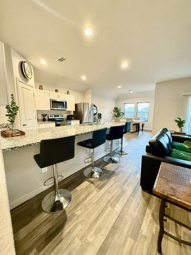 Building Photo - 302 Del Monte Dr