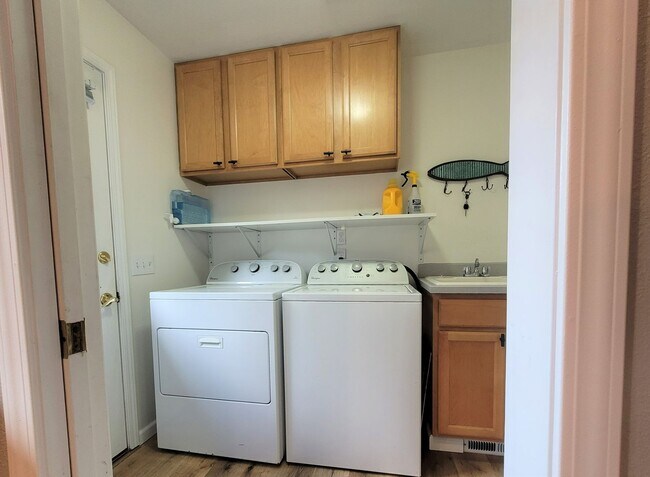 Building Photo - Charming Home, Bend`s West-side, Detached Garage and Bonus Space. Great Location.  Flexible Lease...