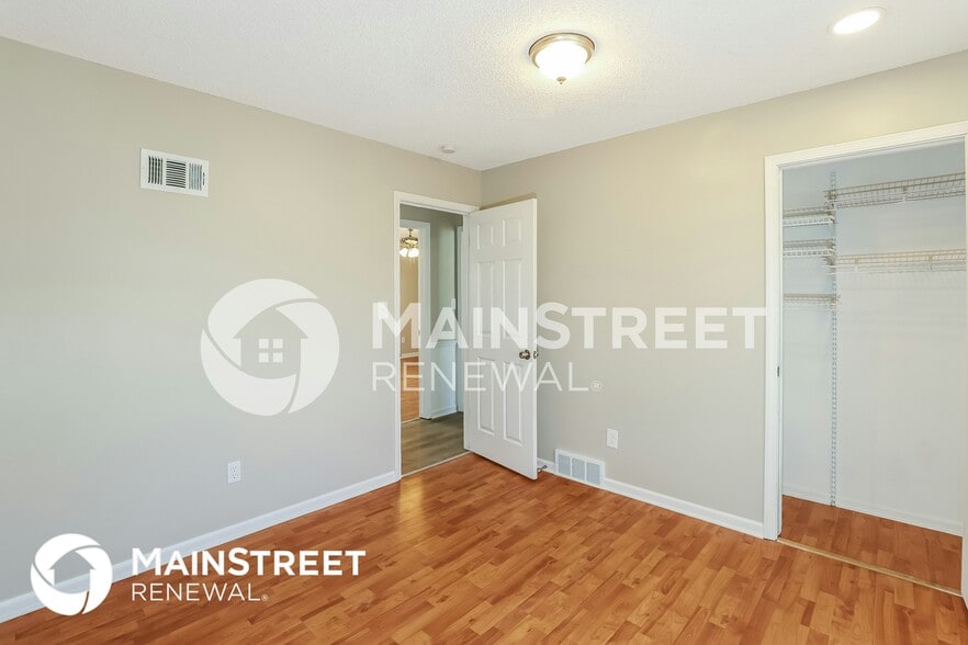 Building Photo - 821 E Northview St