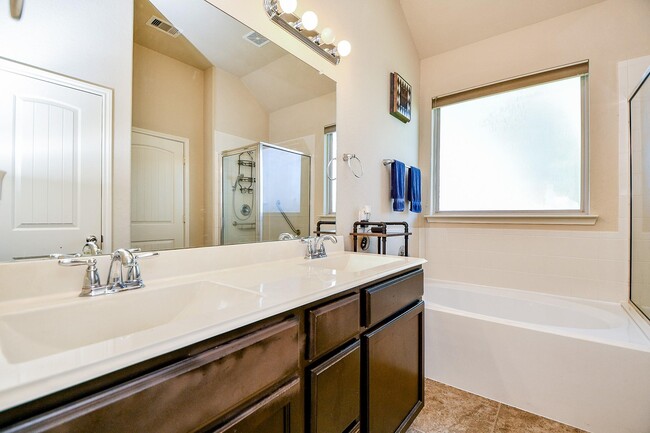 Master Double Vanity - 3431 Arrowhead Bay Ln