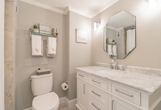 Building Photo - 880 Mandalay Ave