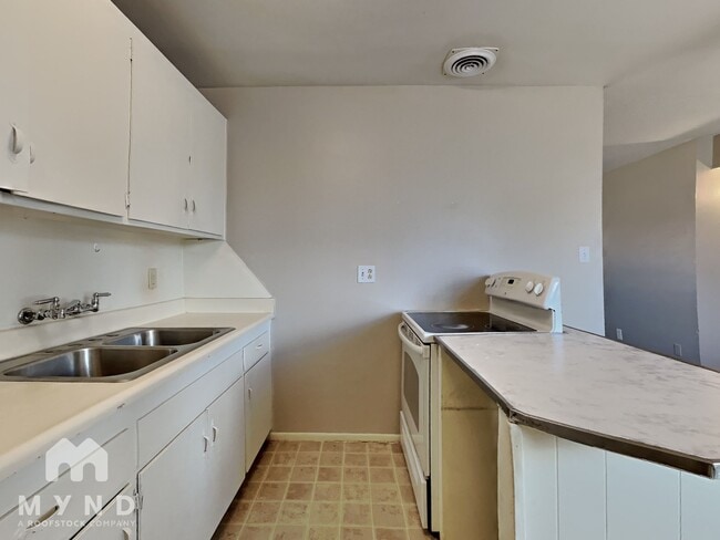 Building Photo - 912 S Dorsey Ln