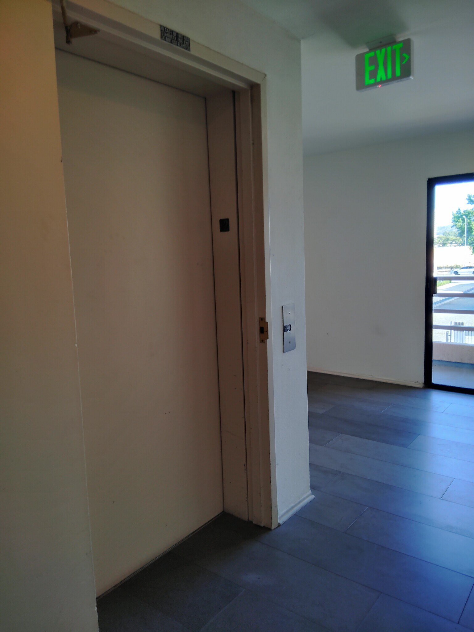 Elevator Wheelchair accessible - 6815 Remmet Ave