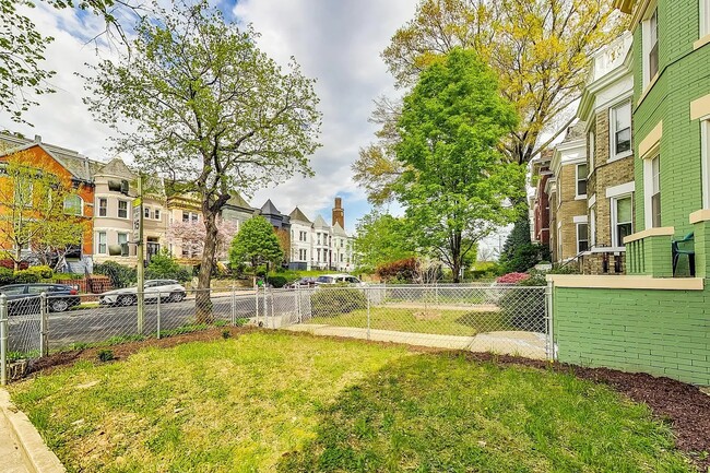 Building Photo - 137 R St NE