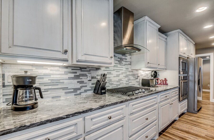 Building Photo - 730 S Mesquite Ave