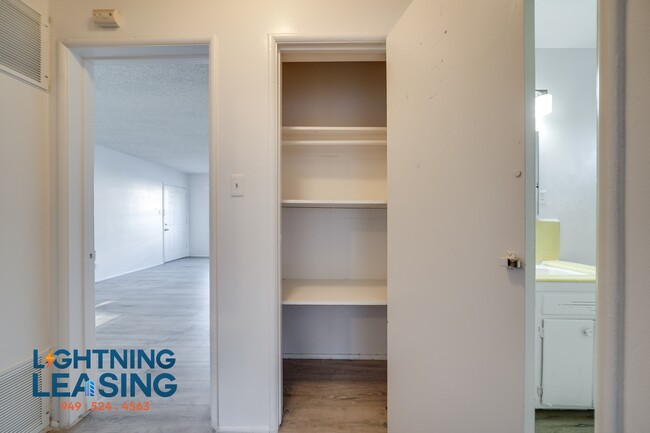 Building Photo - 14753 1/2 Vanowen-4B
